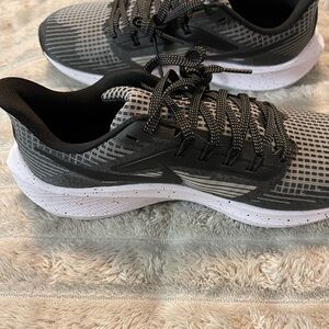 Nike Men's Black and White Speckled-White Sole Running Sneakers